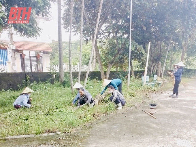 Người dân thị trấn Kim Tân (Thạch Thành) ra quân vệ sinh môi trường để phòng, chống dịch bệnh. Ảnh: baothanhhoa.vn Thanh Hóa: Giám sát sớm, xử lý triệt để các ổ dịch sốt xuất huyết ảnh 1