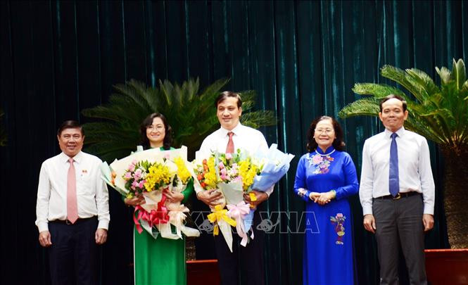 Ông Trần Lưu Quang, Phó Bí thư Thường trực Thành ủy (ngoài cùng bên phải), ông Nguyễn Thành Phong, Chủ tịch UBND Thành phố Hồ Chí Minh (ngoài cùng bên trái), bà Nguyễn Thị Lệ, Chủ tịch Hội đồng nhân dân Thành phố (thứ hai từ phải sang) chúc mừng bà Phan Thị Thắng (thứ hai từ trái sang) và ông Lê Hòa Bình (giữa) được bầu làm Phó Chủ tịch Ủy ban nhân dân Thành phố Hồ Chí Minh. Ảnh: Xuân Khu-TTXVN Bầu bổ sung hai Phó Chủ tịch Ủy ban nhân dân Thành phố Hồ Chí Minh ảnh 1