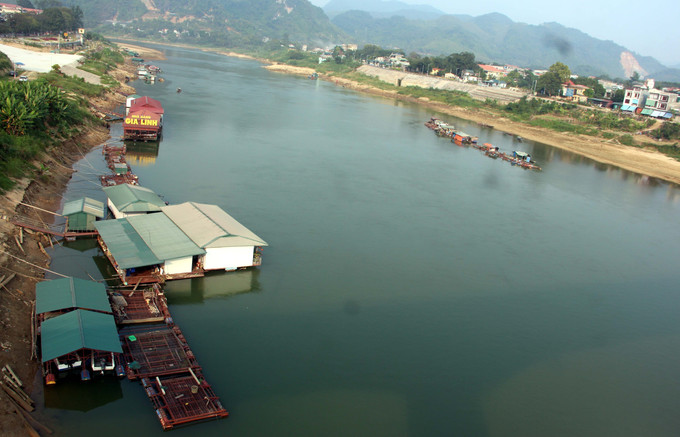 Một số lồng nuôi cá trên sông Lô, địa phận phường Nông Tiến, thành phố Tuyên Quang. Ảnh: Vũ Quang – TTXVN Tuyên Quang phát triển nuôi cá lồng trên sông, hồ ảnh 2