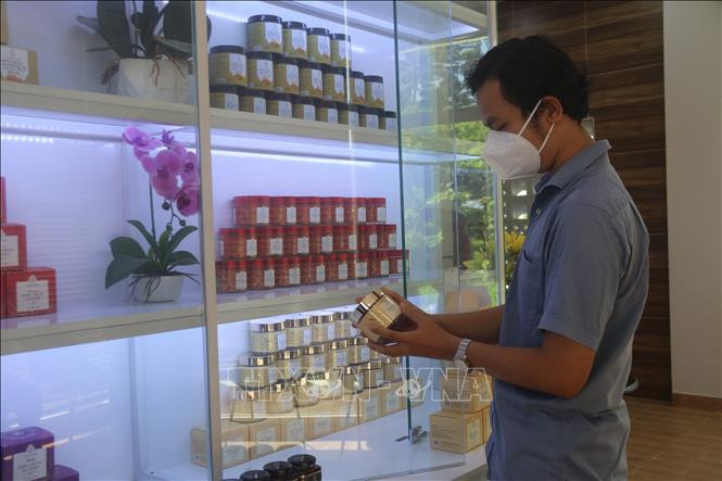 Sản phẩm đăng ký Chương trình mỗi xã một sản phẩm OCOP của Công ty TNHH Đông trùng hạ thảo Trung Nhân, xã Tân Hưng, thành phố Bà Rịa. Ảnh: Hoàng Nhị - TTXVN Bà Rịa-Vũng Tàu: Xây dựng, phát triển sản phẩm OCOP vùng miền ảnh 2