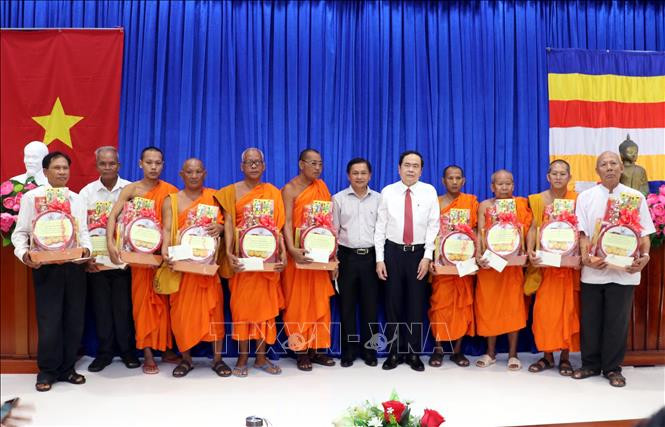 Đồng chí Trần Thanh Mẫn tặng quà các vị hòa thượng, thượng tọa trong hội Đoàn kết sư sãi yêu nước tỉnh Sóc Trăng. Ảnh: Trung Hiếu - TTXVN Phó Chủ tịch Thường trực Quốc hội Trần Thanh Mẫn chúc Tết Chôl Chnăm Thmây tại Sóc Trăng ảnh 1