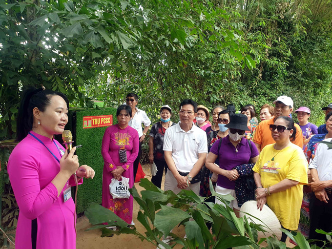 Đông đảo du khách lắng nghe cán bộ thuyết minh giới thiệu về thân thế và sự nghiệp của Bác khi tham quan làng Sen, quê nội của Chủ tịch Hồ Chí Minh. Ảnh: Tá Chuyên - TTXVN Lễ hội Làng Sen nhân kỷ niệm Ngày sinh Chủ tịch Hồ Chí Minh với nhiều hoạt động ý nghĩa ảnh 2