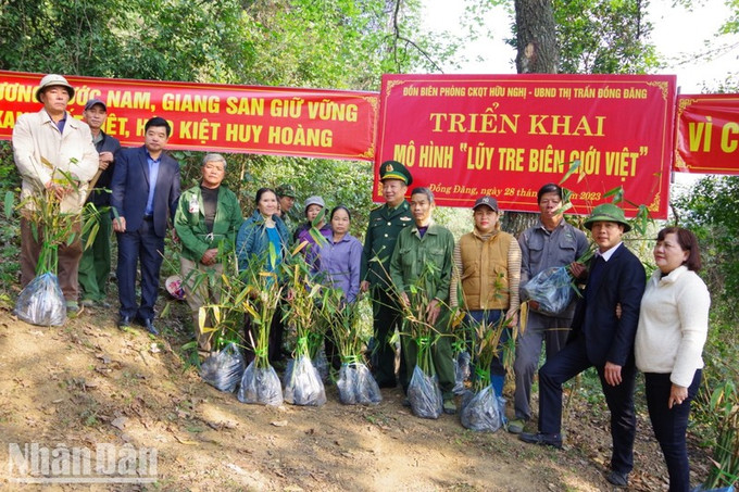 Đồn Biên phòng cửa khẩu quốc tế Hữu Nghị (huyện Cao Lộc) tặng cây tre Bát Độ cho người dân các thôn bản giáp biên. Ảnh: nhandan.vn Những thành lũy xanh nơi biên cương Xứ Lạng ảnh 1