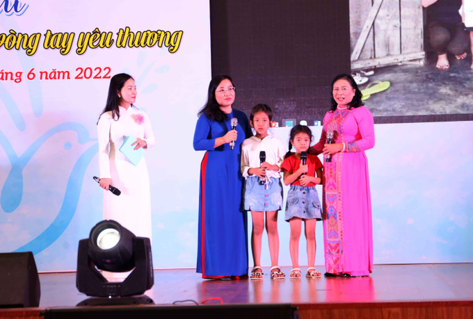 Giao lưu, kết nối giữa “Mẹ đỡ đầu” và trẻ mồ côi. Ảnh: Hoài Thu – TTXVN Ấm áp chương trình “Mẹ đỡ đầu – Kết nối vòng tay yêu thương” ở Đắk Lắk ảnh 3