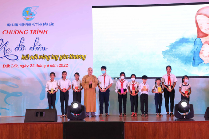 Đại đức Thích Minh Đăng đồng hành cùng chương trình “Mẹ đỡ đầu” tặng 20 suất học bổng cho trẻ em mồ côi. Ảnh: Hoài Thu – TTXVN Ấm áp chương trình “Mẹ đỡ đầu – Kết nối vòng tay yêu thương” ở Đắk Lắk ảnh 1