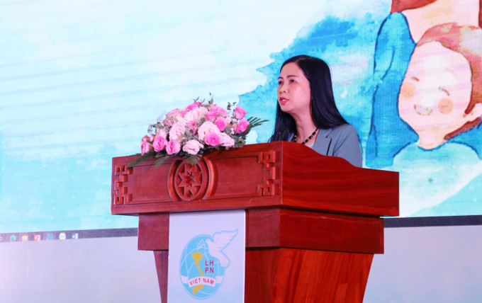 Phó Chủ tịch Trung ương Hội Liên hiệp phụ nữ Việt Nam Trần Lan Phương phát biểu tại chương trình. Ảnh: Hoài Thu – TTXVN Ấm áp chương trình “Mẹ đỡ đầu – Kết nối vòng tay yêu thương” ở Đắk Lắk ảnh 2
