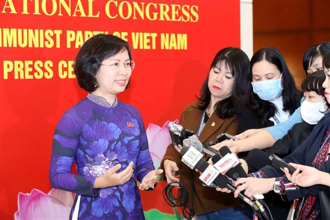 Đại biểu Bùi Huyền Mai, Ủy viên Ban Thường vụ, Trưởng Ban Tuyên giáo Thành ủy Hà Nội trả lời phỏng vấn. Ảnh: TTXVN Đại hội XIII của Đảng: Bầu ra tập thể lãnh đạo tiêu biểu để hiện thực hóa khát vọng Việt Nam hùng cường ảnh 1