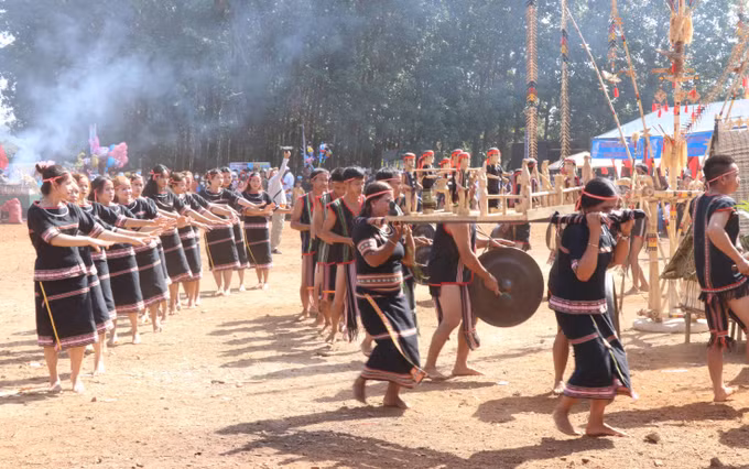 Khai hội Hội đua thuyền độc mộc tranh Cúp A Sanh và Liên hoan Văn hóa cồng chiêng Ia Grai 2023 ảnh 1