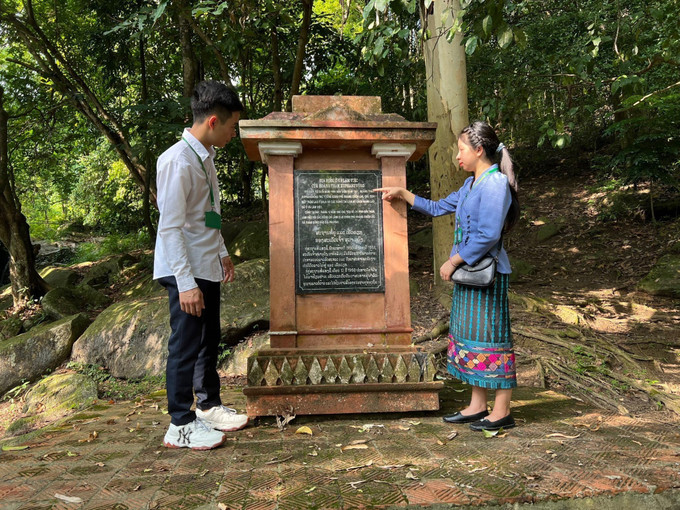 Hai sinh viên Lào của Đại học Tân Trào thăm Di tích lịch sử cách mạng Lào tại xã Mỹ Bằng, huyện Yên Sơn, tỉnh Tuyên Quang. Ảnh: Nam Sương - TTXVN 60 năm quan hệ Việt Nam - Lào: Nơi “ghi dấu” tình hữu nghị đoàn kết, keo sơn ảnh 2