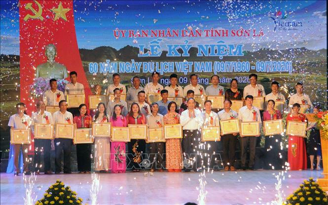 Các cá nhân có nhiều đóng góp xây dựng và phát triển ngành du lịch Sơn La được nhận bằng khen tại buổi lễ. Ảnh: Quang Quyết-TTXVN Sơn La đẩy mạnh liên kết, phát triển du lịch bền vững ảnh 2