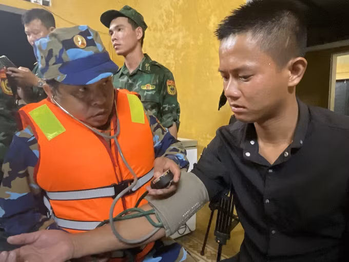 Thừa Thiên – Huế: Cứu sống 9 ngư dân trôi dạt nhiều giờ trên biển ảnh 2