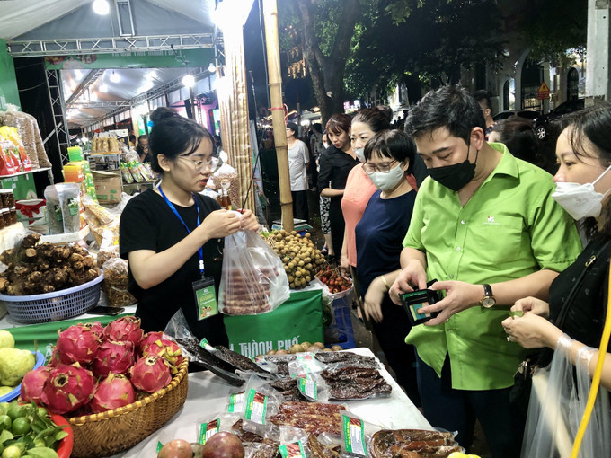 Du khách háo hức thử các món ăn tại “Tuần hàng Quảng bá nông sản, sản phẩm OCOP Hà Nội và các tỉnh, thành phố năm 2022”. Ảnh: Phương Anh - TTXVN Khai mạc “Tuần hàng quảng bá nông sản, sản phẩm OCOP Hà Nội và các tỉnh, thành phố năm 2022” ảnh 4