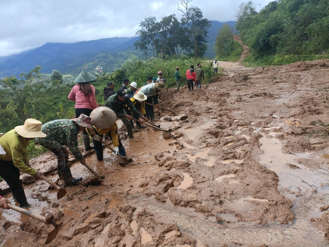 Hơn 100 người dân thôn Tu Thó (xã Tê Xăng, huyện Tu Mơ Rông, tỉnh Kon Tum) phối hợp với chính quyền địa phương khắc phục vị trí bị sạt lở do mưa to hồi cuối tháng 9/2022. Ảnh: TTXVN phát Cảnh báo nguy cơ lũ quét, sạt lở đất tại Kon Tum ảnh 1