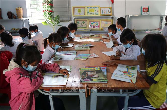 Học sinh dân tộc thiểu số tỉnh Gia Lai được tiếp cận nguồn tiếng Việt qua sách, truyện tại các mô hình thư viện thân thiện. Ảnh: Hồng Điệp - TTXVN Những mô hình thư viện giúp tăng cường tiếng Việt cho học sinh dân tộc thiểu số ảnh 2