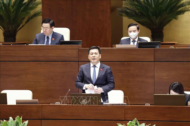 Bộ trưởng Bộ Công Thương Nguyễn Hồng Diên trả lời chất vấn đại biểu Quốc hội. Ảnh: Doãn Tấn - TTXVN Chủ tịch Quốc hội Vương Đình Huệ: Không né tránh, có đáp án rõ ràng đối với vấn đề mà cử tri và nhân dân quan tâm ảnh 2