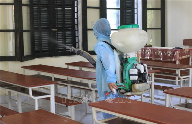 Cán bộ y tế phun khử khuẩn điểm thi. Ảnh: TTXVN phát Hơn 11.000 thí sinh làm thủ tục dự thi tốt nghiệp Trung học Phổ thông đợt 2 ảnh 1