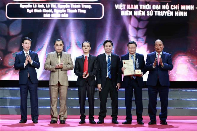 Chủ tịch nước Nguyễn Xuân Phúc và Thường trực Ban Bí thư Võ Văn Thưởng trao giải đặc biệt cho nhóm tác giả Báo Nhân dân. Ảnh: Thống Nhất - TTXVN Lời cảm ơn của Hội đồng Giải Báo chí Quốc gia ảnh 1