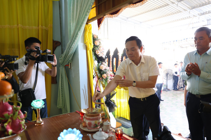Phó Thủ tướng Chính phủ Trần Lưu Quang viếng cán bộ xã Ea Tiêu, huyện Cư Kuin. Ảnh: Tuấn Anh – TTXVN Vụ dùng súng tấn công tại Đắk Lắk: Phó Thủ tướng Trần Lưu Quang thăm, viếng các nạn nhân ảnh 1