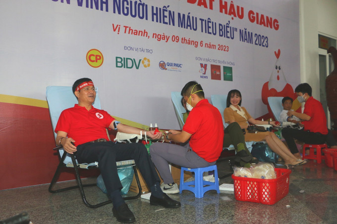 Các tình nguyện viên tham gia hiến máu tình nguyện tại Chương trình. Ảnh: Duy Khương - TTXVN Hậu Giang xây dựng văn hóa, thói quen hiến máu trong cộng đồng ảnh 1
