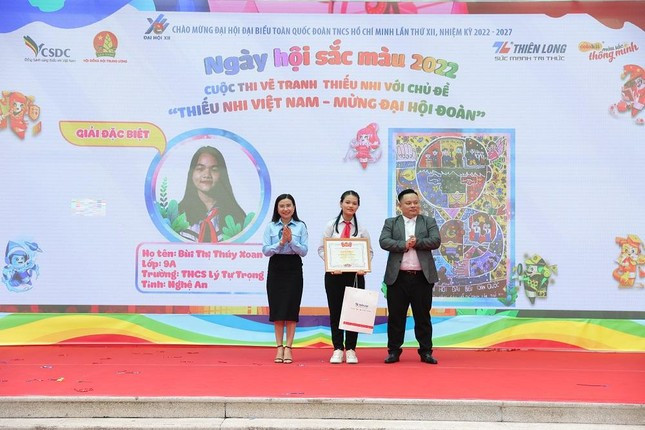 Chị Nguyễn Phạm Duy Trang, Bí thư T.Ư Đoàn, Chủ tịch Hội đồng Đội T.Ư trao giải Đặc biệt cho em Bùi Thị Thúy Xoan học sinh lớp 9A, THCS Lý Tự Trọng, huyện Đô Lương, tỉnh Nghệ An. Ảnh:tienphong.vn Cuộc thi vẽ tranh "Thiếu nhi Việt Nam - Mừng Đại hội Đoàn" được xác lập kỷ lục Việt Nam ảnh 2