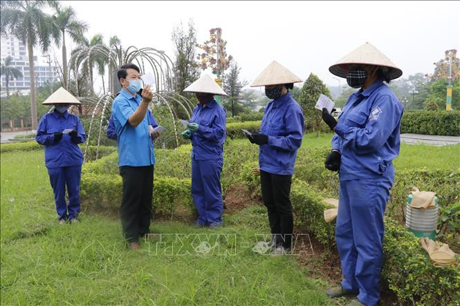 Lãnh đạo Liên đoàn Lao động thành phố Yên Bái phát phiếu mua hàng giảm giá cho công nhân. Ảnh: Đức Tưởng-TTXVN Tháng Công nhân năm 2020: Yên Bái quan tâm chăm lo đời sống cho người lao động ảnh 1