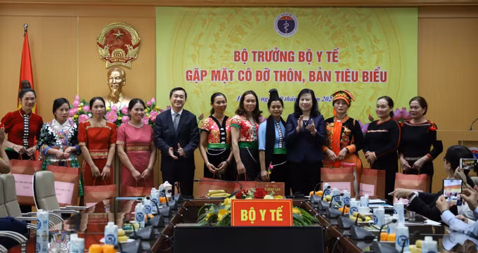 Hướng tới xây dựng, thực thi đầy đủ chính sách hỗ trợ cô đỡ thôn bản ảnh 2