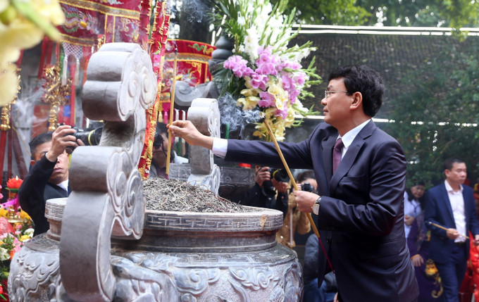 Lãnh đạo tỉnh Lào Cai dâng hương tại Đền Thượng. Ảnh: Quốc Khánh - TTXVN Lào Cai khai hội Đền Thượng Xuân Quý Mão ảnh 1