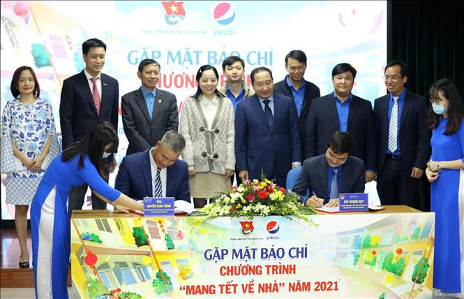 Trung ương Đoàn TNCS Hồ Chí Minh và Suntory PepsiCo Việt Nam ký kết chương trình "Mang Tết về nhà" năm 2021. Ảnh: Văn Điệp - TTXVN Chương trình “Mang Tết về nhà” tặng gần 3.000 vé máy bay, vé xe miễn phí cho người có hoàn cảnh khó khăn ảnh 1