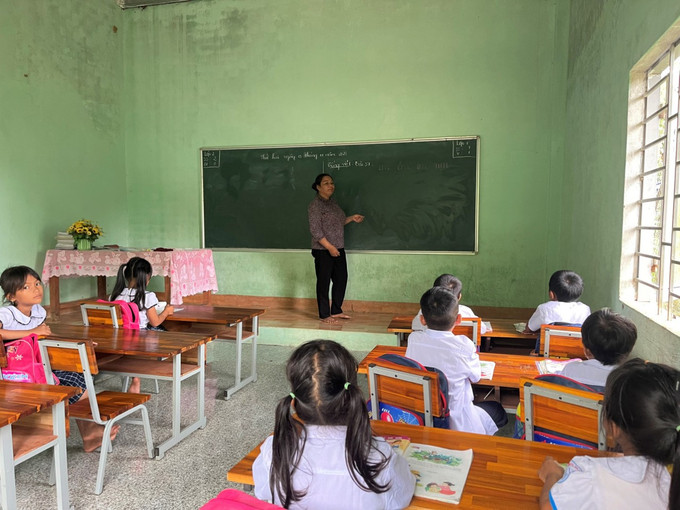 Lớp học của cô Phạm Thị Thơm ở điểm trường Đèo Ải. Ảnh: Đinh Hương - TTXVN Cô giáo Phạm Thị Thơm xung phong cắm bản, mang con chữ đến với học trò vùng cao ảnh 1