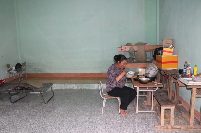 Bữa ăn thường xuyên chỉ có một mình của cô Phạm Thị Thơm. Ảnh: Đinh Hương - TTXVN Cô giáo Phạm Thị Thơm xung phong cắm bản, mang con chữ đến với học trò vùng cao ảnh 6