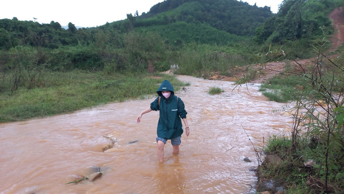 Đường đến điểm trường Đèo Ải có đoạn phải đi bộ hơn 2 km vượt qua nhiều suối sâu, đường mòn trơn trượt vắt vẻo bên triền núi. Ảnh: Đinh Hương - TTXVN Cô giáo Phạm Thị Thơm xung phong cắm bản, mang con chữ đến với học trò vùng cao ảnh 2