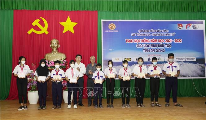 Trao học bổng cho các em học sinh dân tộc Chăm trên địa bàn huyện An Phú. Ảnh: Công Mạo-TTXVN Hỗ trợ, động viên học sinh dân tộc thiểu số vươn lên trong học tập ảnh 4