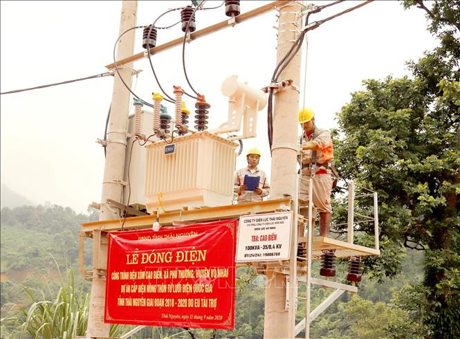Cán bộ kỹ thuật của điện lực Thái Nguyên đóng điện cho công trình điện xóm Cao Biền. Ảnh: Hoàng Nguyên - TTXVN Xóm vùng sâu cuối cùng của Thái Nguyên được sử dụng điện lưới quốc gia ảnh 1