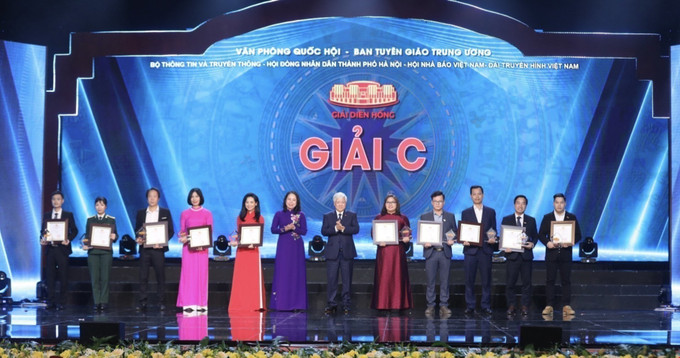 Ban tổ chức trao giải C cho các tác giả, nhóm tác giả có tác phẩm đoạt giải. Ảnh: Minh Quyết - TTXVN Lễ trao Giải Diên Hồng lần thứ hai: Chuyển tải các quyết sách của Quốc hội, Hội đồng nhân dân tới cử tri ảnh 3