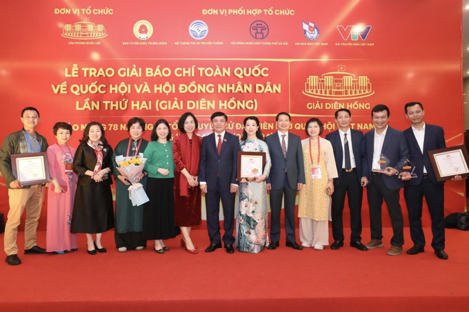 Đại biểu chụp ảnh với tác giả, nhóm tác giả thuộc cơ quan TTXVN có tác phẩm đoạt giải. Ảnh: Minh Quyết - TTXVN Lễ trao Giải Diên Hồng lần thứ hai: Chuyển tải các quyết sách của Quốc hội, Hội đồng nhân dân tới cử tri ảnh 6
