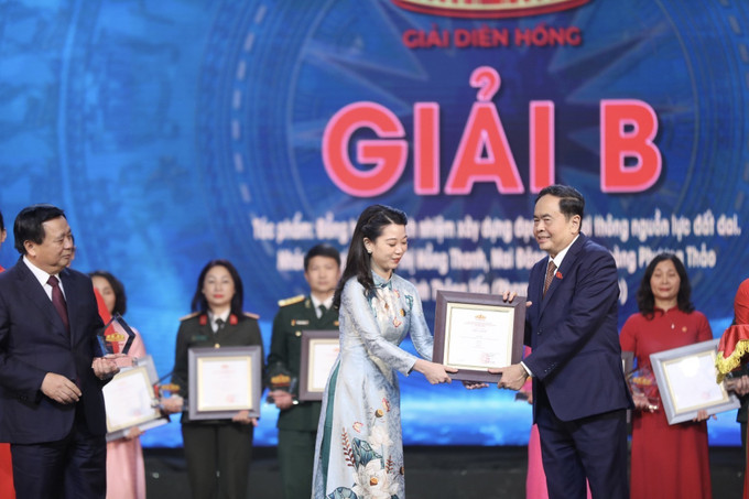 Ban tổ chức trao giải B cho các tác giả, nhóm tác giả đoạt giải. Ảnh: Minh Quyết - TTXVN Lễ trao Giải Diên Hồng lần thứ hai: Chuyển tải các quyết sách của Quốc hội, Hội đồng nhân dân tới cử tri ảnh 2