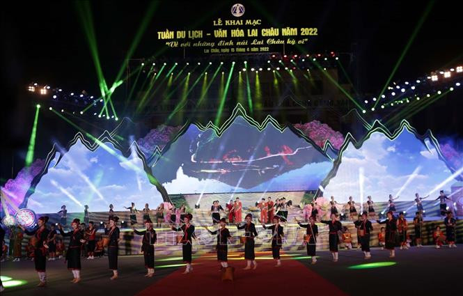 Chương trình văn nghệ do các diễn viên quần chúng biểu diễn chào mừng Lễ khai mạc Tuần Du lịch - Văn hóa Lai Châu năm 2022. Ảnh: Quý Trung – TTXVN Khai mạc Tuần Du lịch - Văn hóa Lai Châu năm 2022 ảnh 2