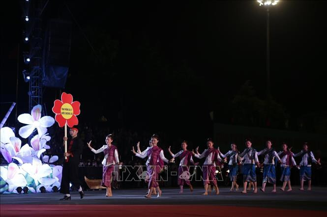 Các diễn viên, vận động viên tham gia lễ hội Carnival. Ảnh: Quý Trung – TTXVN Khai mạc Tuần Du lịch - Văn hóa Lai Châu năm 2022 ảnh 8
