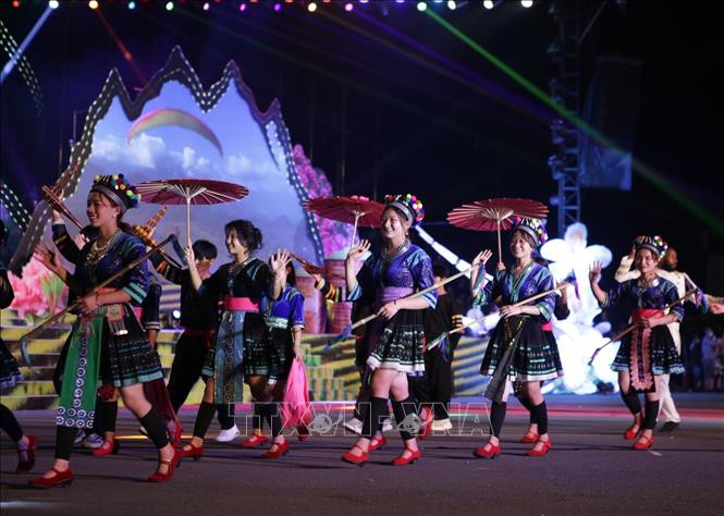 Các diễn viên, vận động viên tham gia lễ hội Carnival. Ảnh: Quý Trung – TTXVN Khai mạc Tuần Du lịch - Văn hóa Lai Châu năm 2022 ảnh 5