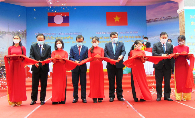 Các đại biểu cắt băng khai trương cặp Cửa khẩu quốc tế Nam Giang - Đắc Tà Oọc. Ảnh: quangnam.gov.vn Khai trương cặp cửa khẩu quốc tế Nam Giang (tỉnh Quảng Nam) - Đắc Tà Oọc (tỉnh Xê Kông, Lào) ảnh 1