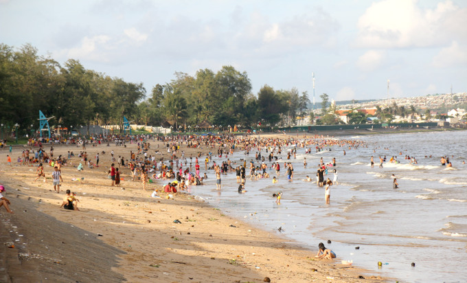 Du khách tắm biển đông nghịt tại bãi biển Đồi Dương, thành phố Phan Thiết. Ảnh: Nguyễn Thanh - TTXVN Sôi động mùa du lịch hè tại Bình Thuận ảnh 1