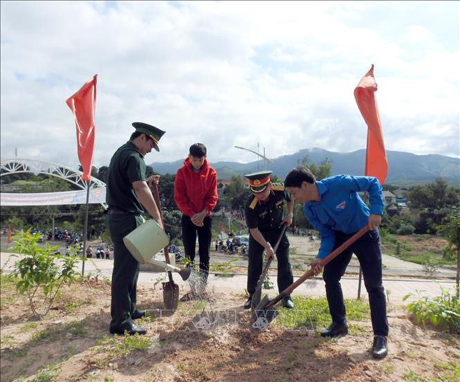 Các đại biểu trồng cây tại lễ ra quân Chiến dịch Thanh niên Tình nguyện hè 2020. Ảnh: Cao Nguyên-TTXVN Chiến dịch Thanh niên tình nguyện Hè 2020 của Kon Tum tập trung vào địa bàn khó khăn, dân tộc thiểu số ảnh 1