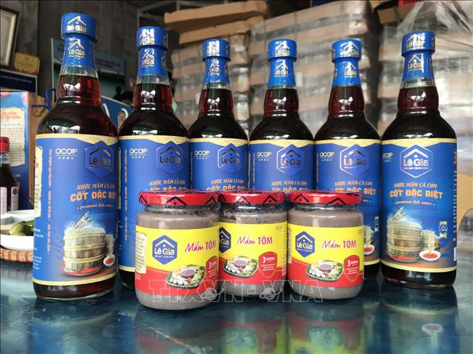 Sản phẩm "Nước mắm Lê Gia - cốt đặc biệt" và "Mắm tôm Lê Gia". Ảnh: Khiếu Tư -TTXVN Đưa hương vị mắm xứ Thanh chinh phục thị trường quốc tế ảnh 1