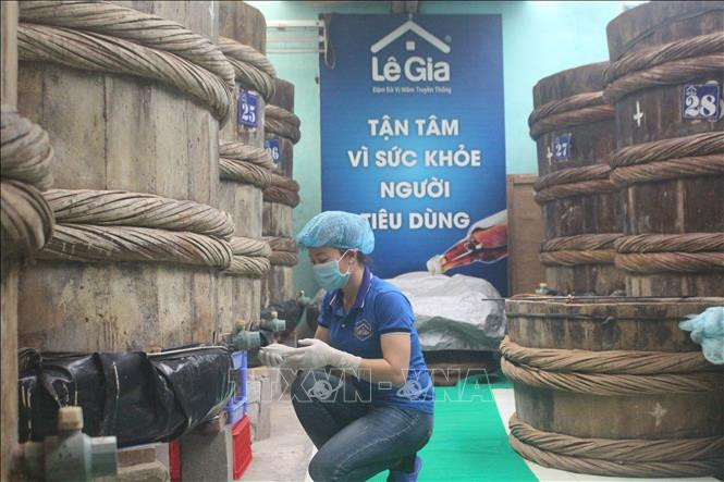 Hiện Công ty Trách nhiệm hữu hạn Thực phẩm và Thương mại dịch vụ Lê Gia tạo công ăn việc làm chính thức cho gần 20 lao động địa phương và hơn 10 lao động thời vụ. Ảnh: Khiếu Tư -TTXVN Đưa hương vị mắm xứ Thanh chinh phục thị trường quốc tế ảnh 2