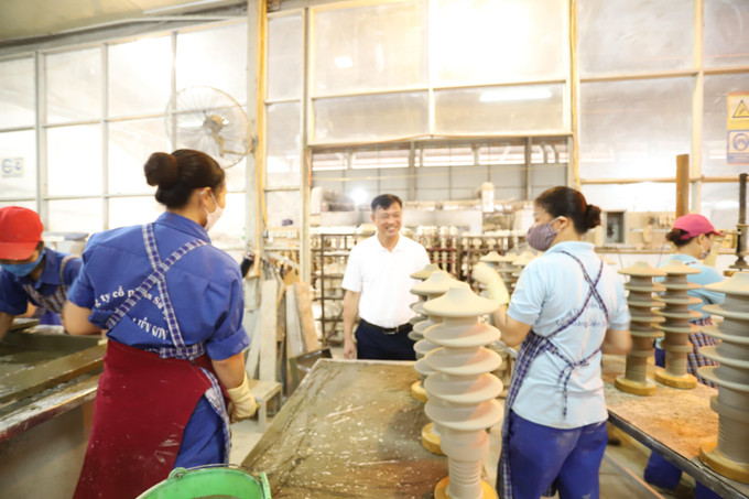 Doanh nhân Nguyễn Khắc Sơn (người mặc áo trắng), Chủ tịch HĐQT Công ty Cổ phần Sứ kỹ thuật Hoàng Liên Sơn, TP Yên Bái nhiều năm liền được bình chọn đạt danh hiệu doanh nhân tiêu biểu của tỉnh Yên Bái. Ảnh: Tiến Khánh – TTXVN Khát vọng làm giàu từ đặc sản quê hương ảnh 2
