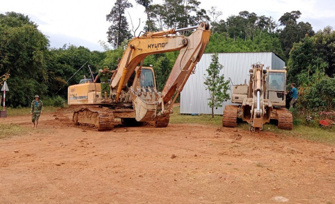 Máy múc bị tạm giữ trong đợt truy quét vào cuối tháng 9 vừa qua. Ảnh: Hưng Thịnh - TTXVN Hiểm họa từ những hầm vàng không phép ở Đắk Nông ảnh 5