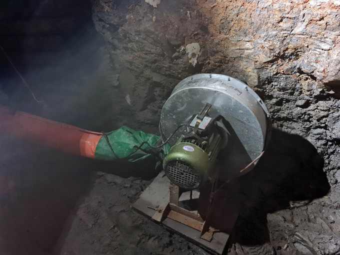 Máy móc được sử đụng để khai thác vàng trái phép. Ảnh: Hưng Thịnh - TTXVN Hiểm họa từ những hầm vàng không phép ở Đắk Nông ảnh 8