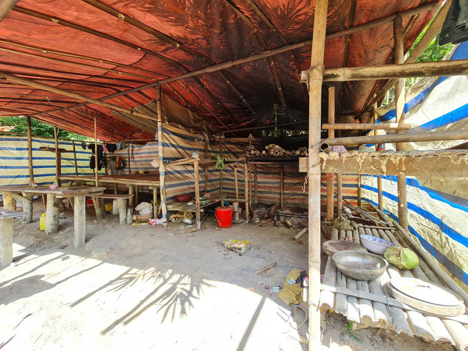 Lán trại các đối tượng dựng lên để khai thác vàng trái phép. Ảnh: Hưng Thịnh - TTXVN Hiểm họa từ những hầm vàng không phép ở Đắk Nông ảnh 9