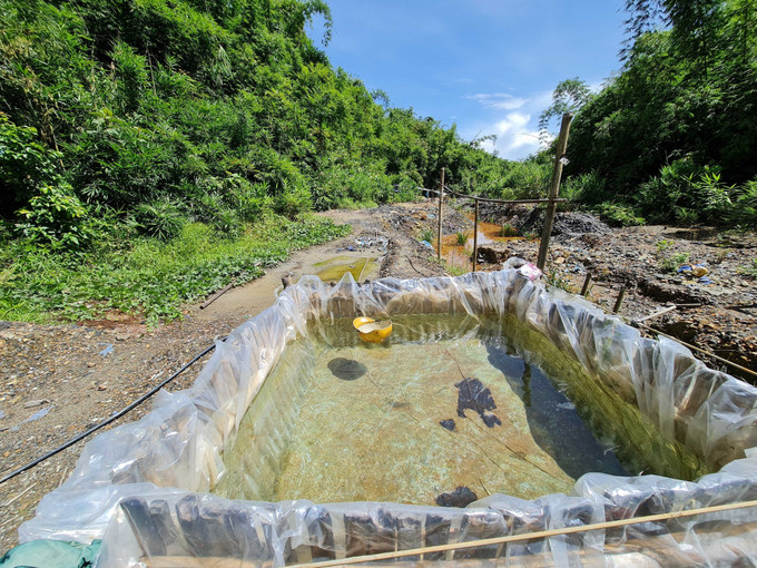 Nước mưa được tích trữ để phu vàng ăn uống, sinh hoạt tại chỗ. Ảnh: Hưng Thịnh - TTXVN Hiểm họa từ những hầm vàng không phép ở Đắk Nông ảnh 4