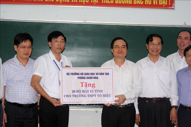 Bộ trưởng Bộ Giáo dục và Đào tạo Phùng Xuân Nhạ tặng phòng học máy tính cho trường THPT Tô Hiệu, thành phố Sơn La. Ảnh: Hữu Quyết - TTXVN Sơn La chuẩn bị cho kỳ thi tốt nghiệp Trung học phổ thông năm 2020 diễn ra an toàn, nghiêm túc ảnh 2